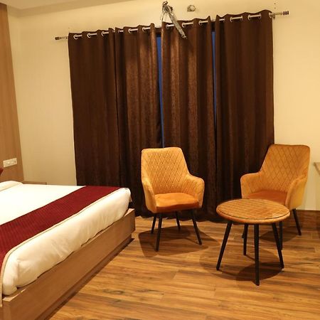 Hotel Crown Savoy, Near Railway Station & Guru Nanak Dev University 阿姆利则 外观 照片