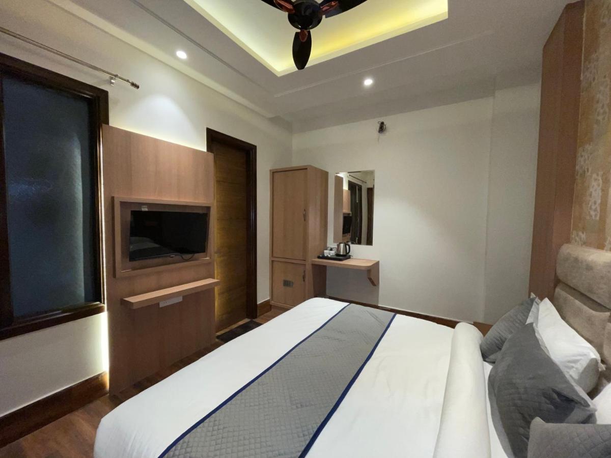 Hotel Crown Savoy, Near Railway Station & Guru Nanak Dev University 阿姆利则 外观 照片