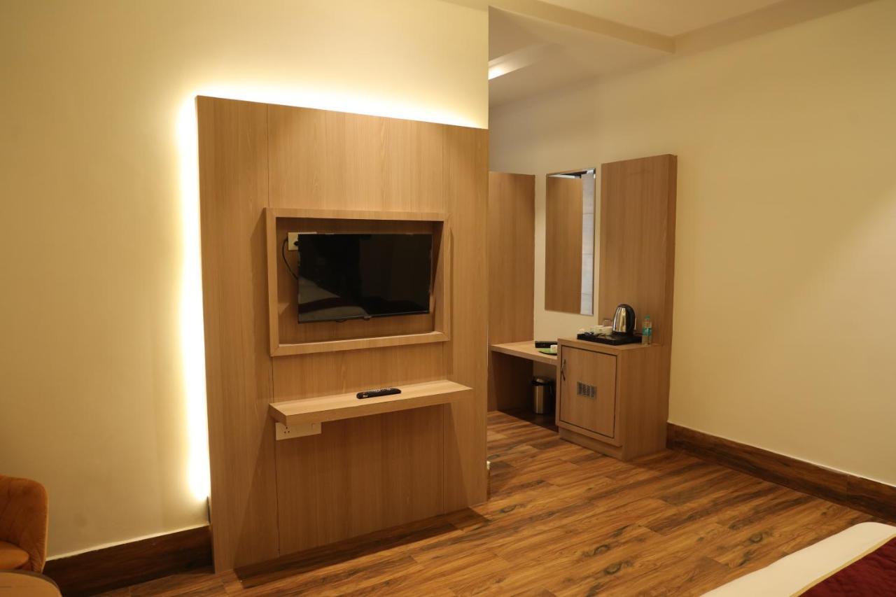 Hotel Crown Savoy, Near Railway Station & Guru Nanak Dev University 阿姆利则 外观 照片
