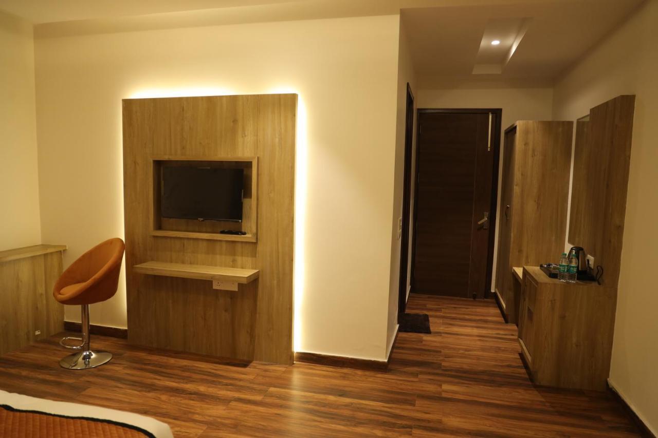 Hotel Crown Savoy, Near Railway Station & Guru Nanak Dev University 阿姆利则 外观 照片