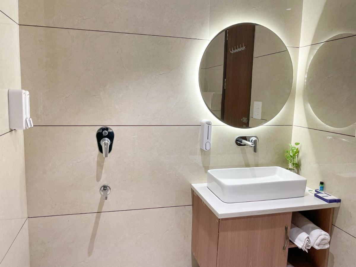 Hotel Crown Savoy, Near Railway Station & Guru Nanak Dev University 阿姆利则 外观 照片