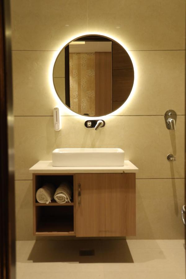 Hotel Crown Savoy, Near Railway Station & Guru Nanak Dev University 阿姆利则 外观 照片