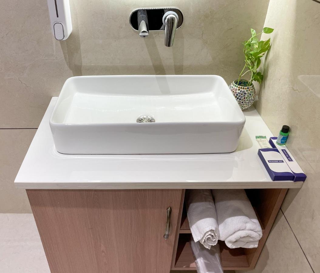 Hotel Crown Savoy, Near Railway Station & Guru Nanak Dev University 阿姆利则 外观 照片