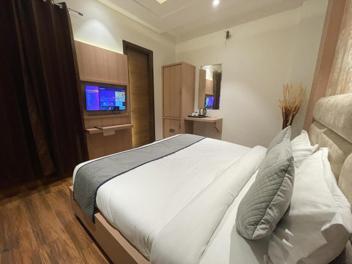 Hotel Crown Savoy, Near Railway Station & Guru Nanak Dev University 阿姆利则 外观 照片