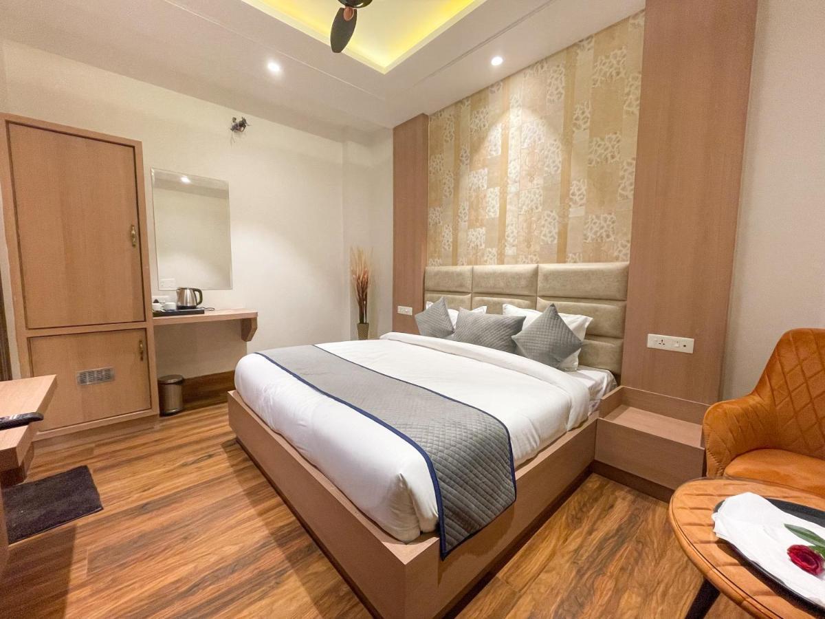 Hotel Crown Savoy, Near Railway Station & Guru Nanak Dev University 阿姆利则 外观 照片