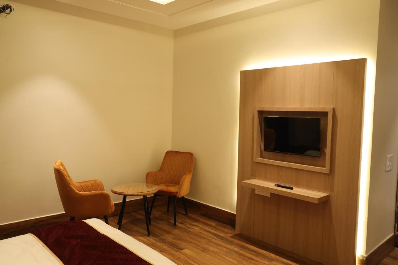 Hotel Crown Savoy, Near Railway Station & Guru Nanak Dev University 阿姆利则 外观 照片