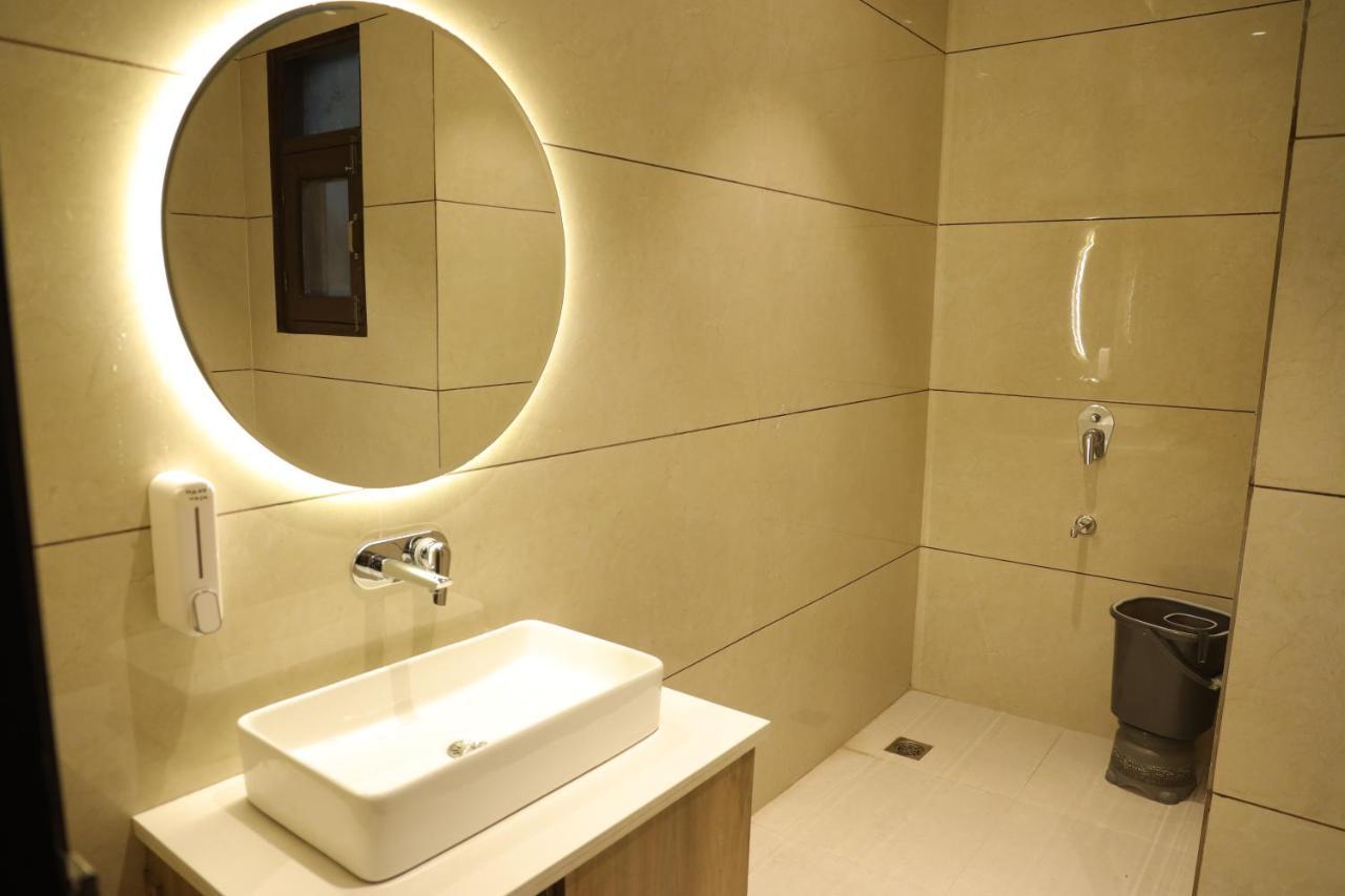 Hotel Crown Savoy, Near Railway Station & Guru Nanak Dev University 阿姆利则 外观 照片