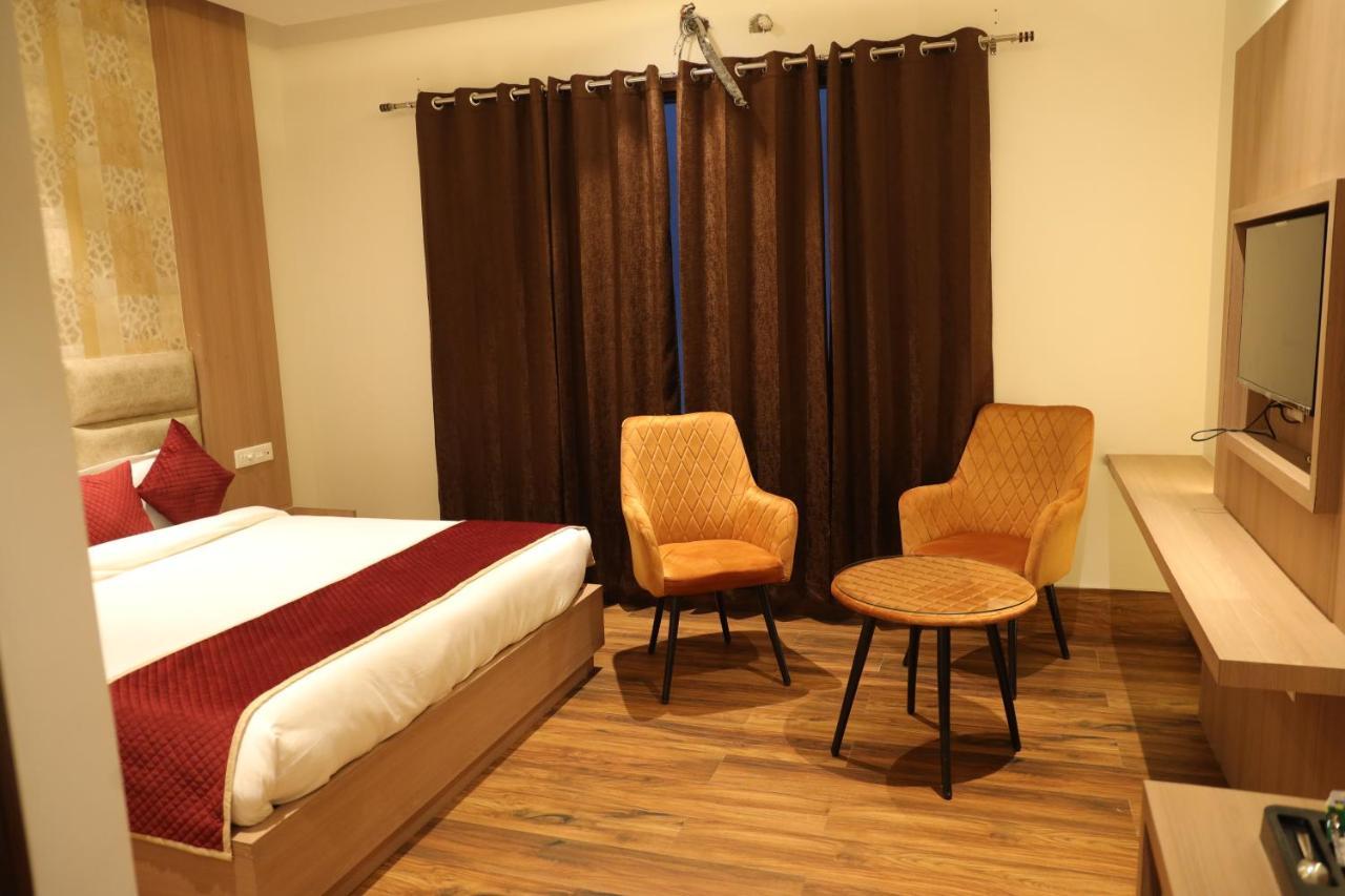 Hotel Crown Savoy, Near Railway Station & Guru Nanak Dev University 阿姆利则 外观 照片