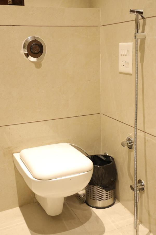 Hotel Crown Savoy, Near Railway Station & Guru Nanak Dev University 阿姆利则 外观 照片