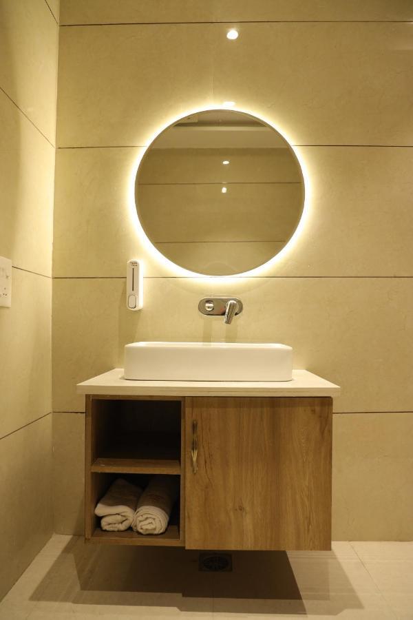 Hotel Crown Savoy, Near Railway Station & Guru Nanak Dev University 阿姆利则 外观 照片