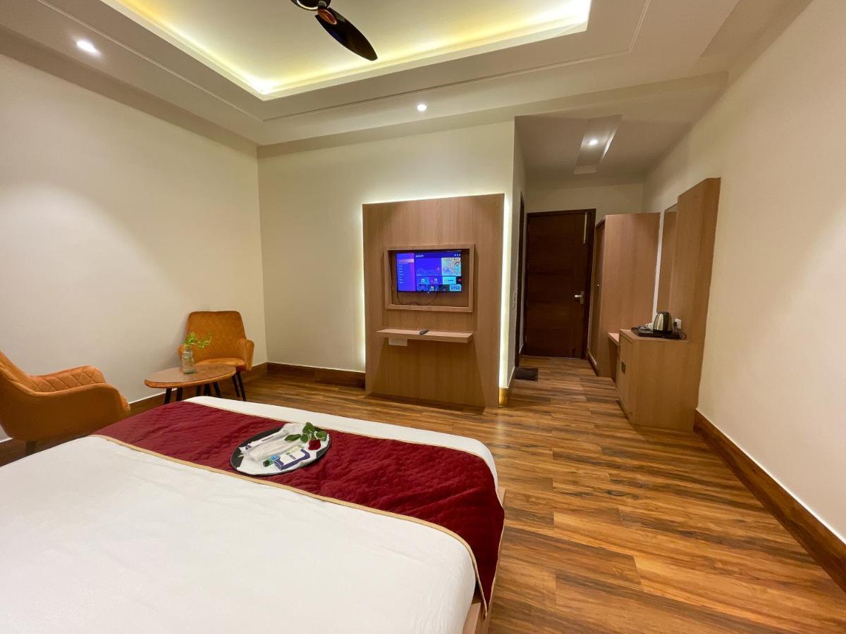 Hotel Crown Savoy, Near Railway Station & Guru Nanak Dev University 阿姆利则 外观 照片