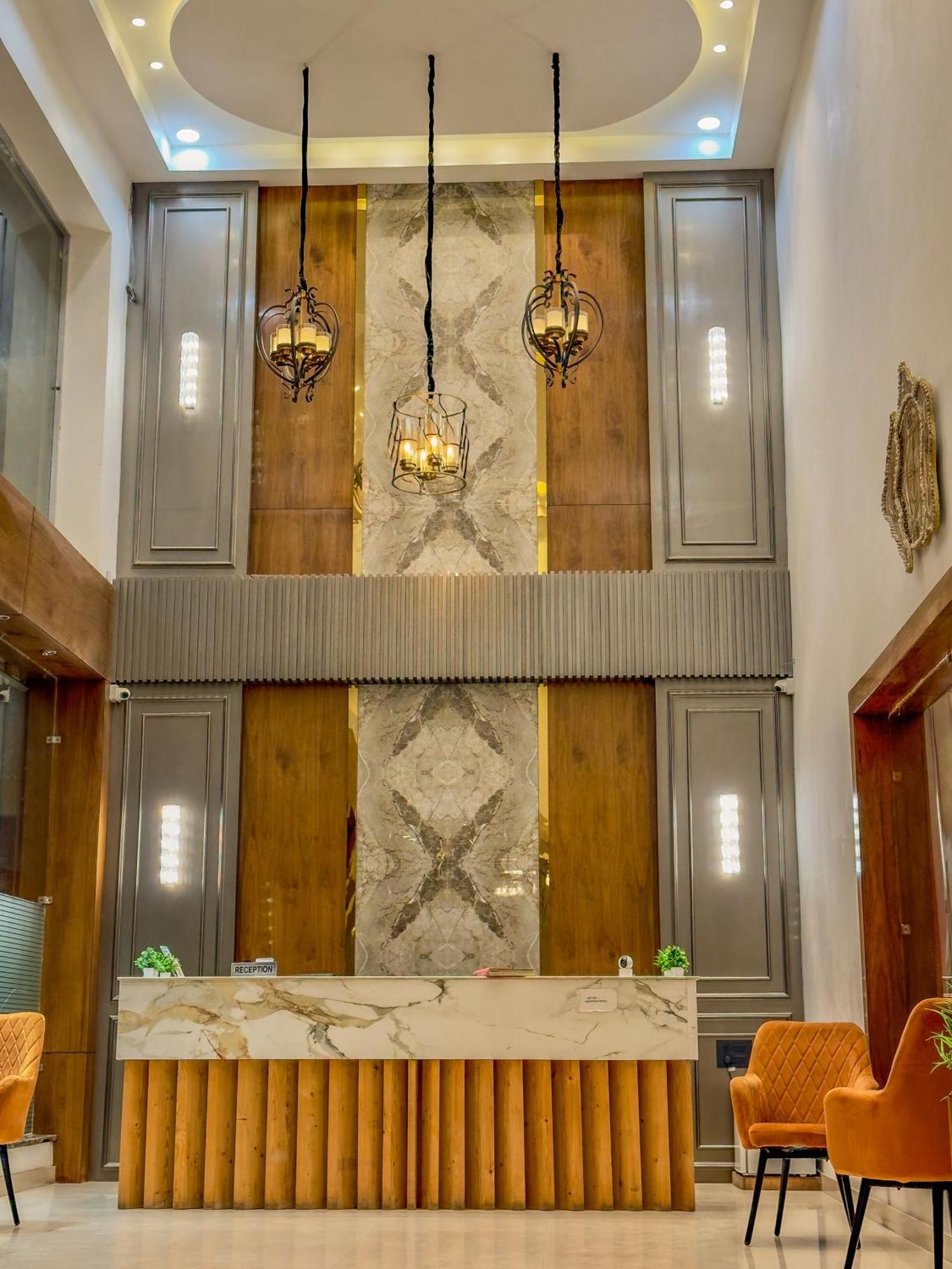 Hotel Crown Savoy, Near Railway Station & Guru Nanak Dev University 阿姆利则 外观 照片
