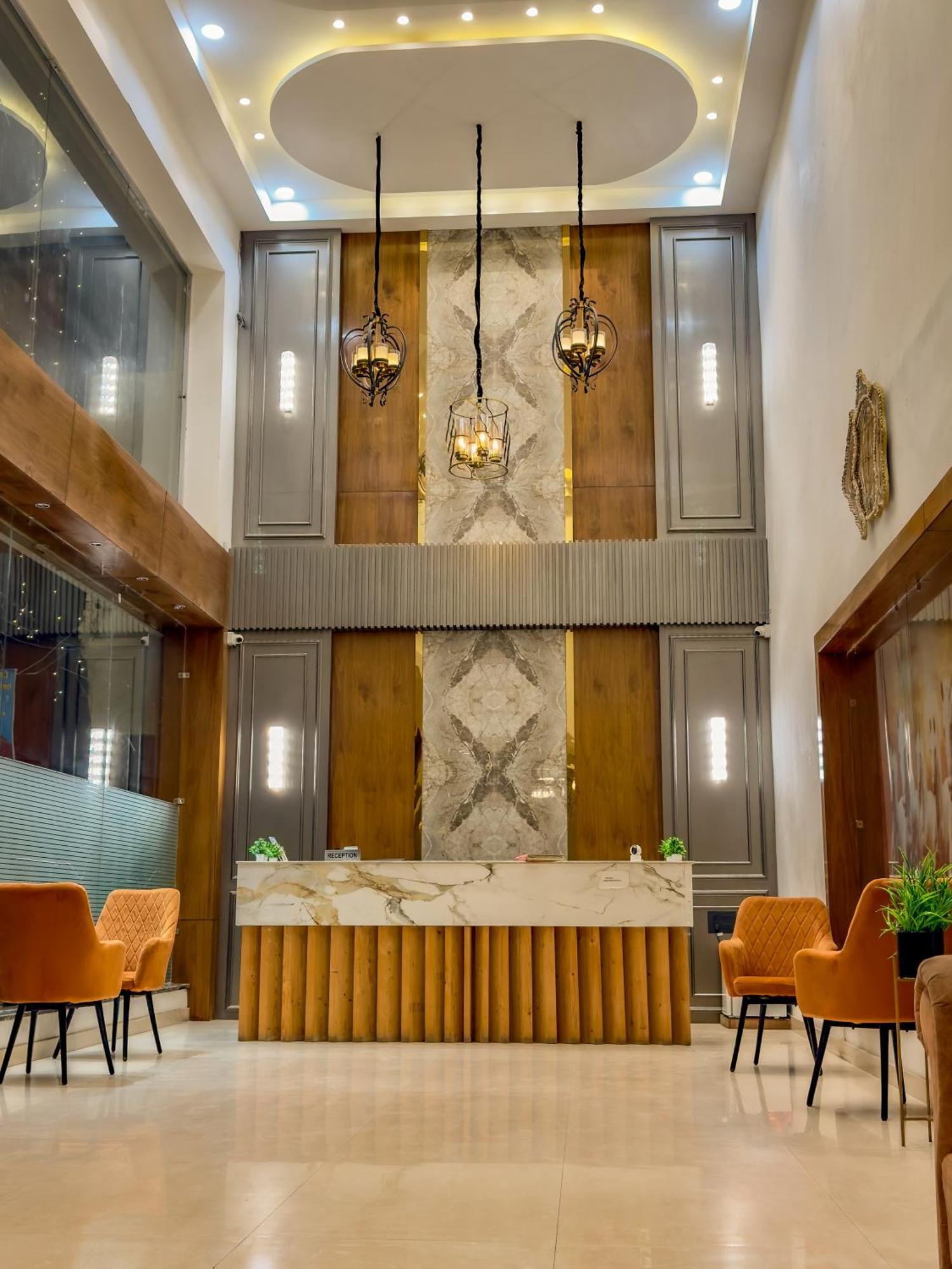 Hotel Crown Savoy, Near Railway Station & Guru Nanak Dev University 阿姆利则 外观 照片